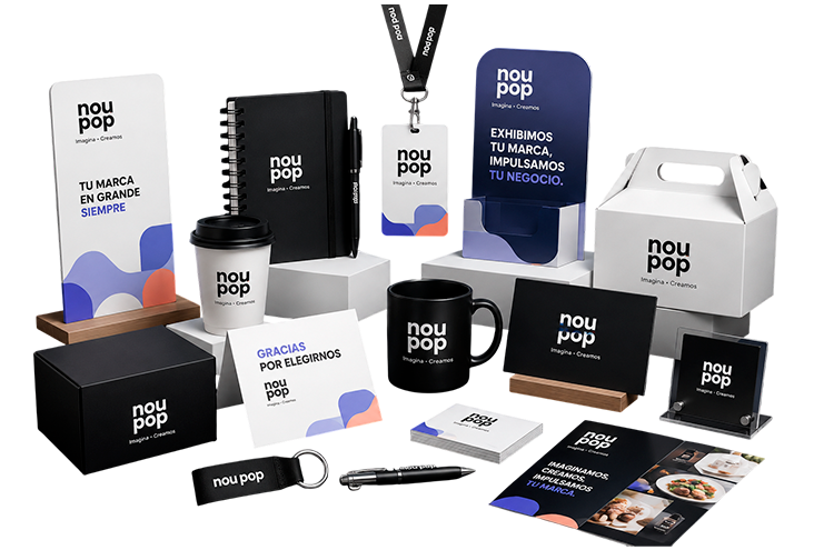 Variedad de artículos de merchandising B2B como tazas y plumas grabadas con logo de marca